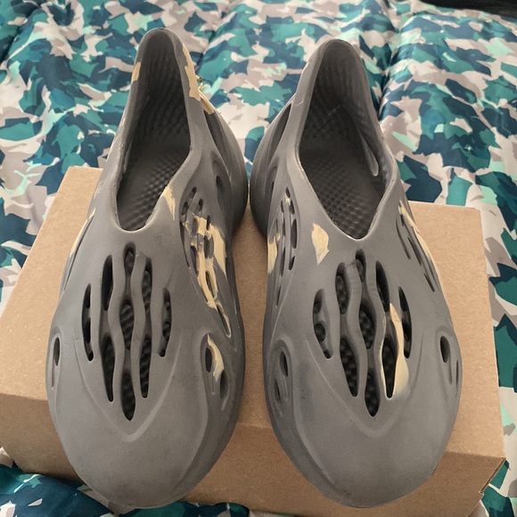 adidas Yeezy Foam RNNR
MXT Moon Gray Size 8 main image 4